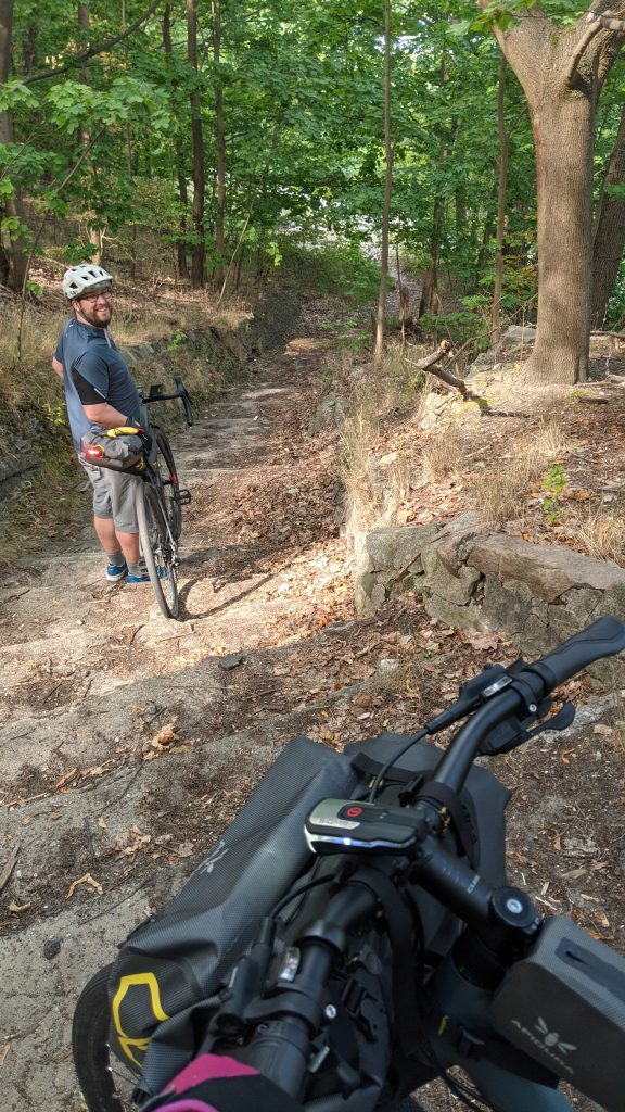 Radfahrer tragen Fahrrad Treppen runter