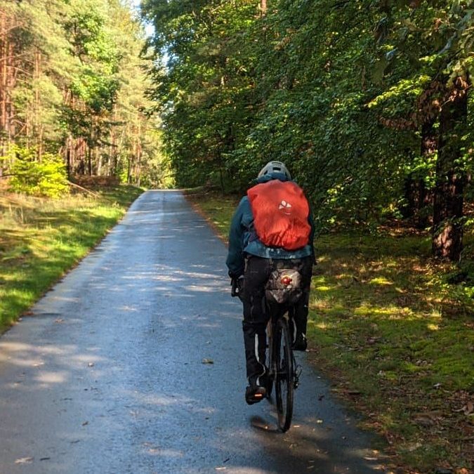 Mann auf Fahrrad macht Fahrradreise