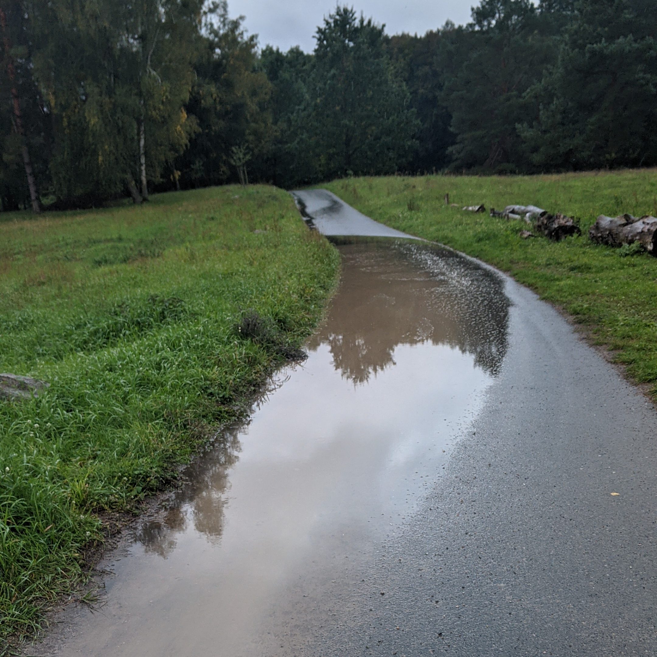 Radweg steht unter Wasser