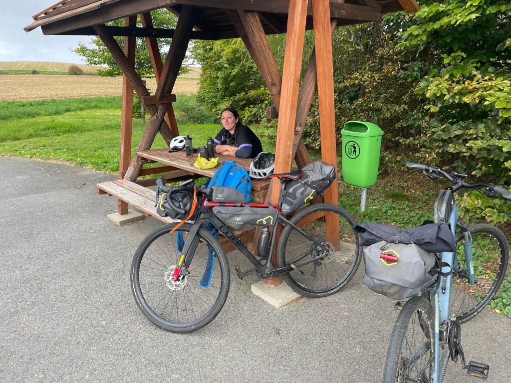 Radfahrerin macht Pause auf Radreise