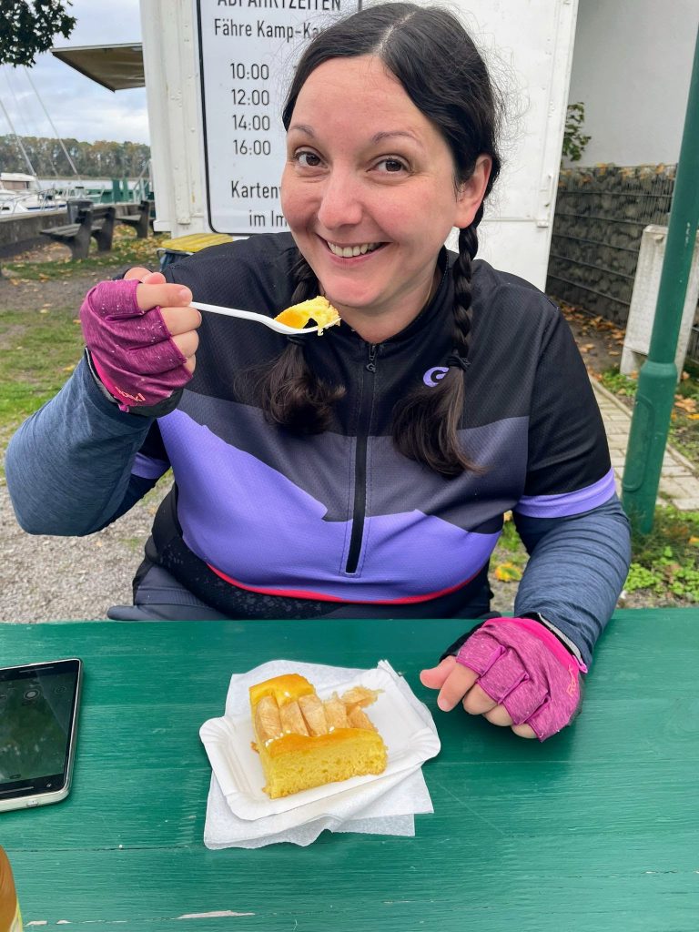 Radfahrerin mit Kuchen wartet auf Fähre