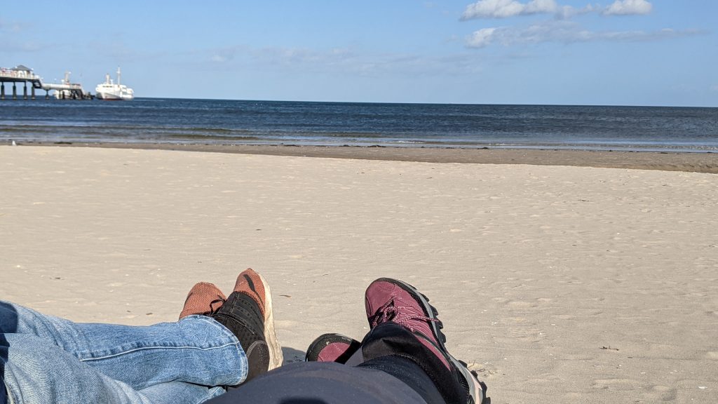 Pärchen sitzt an Ostsee 