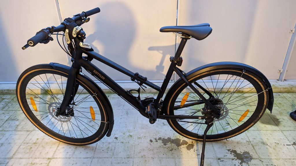 Fahrrad fahren mit Knorpelschaden. Fahrrad im Winter auf Balkon