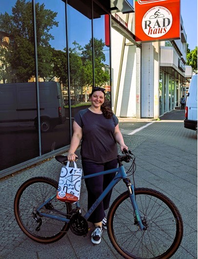 Frau mit Fahrrad und Einkaufstüte