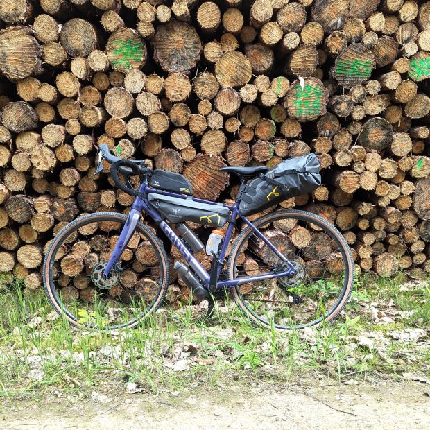 Fahrrad mit Gepäcktaschen für Bikepacking