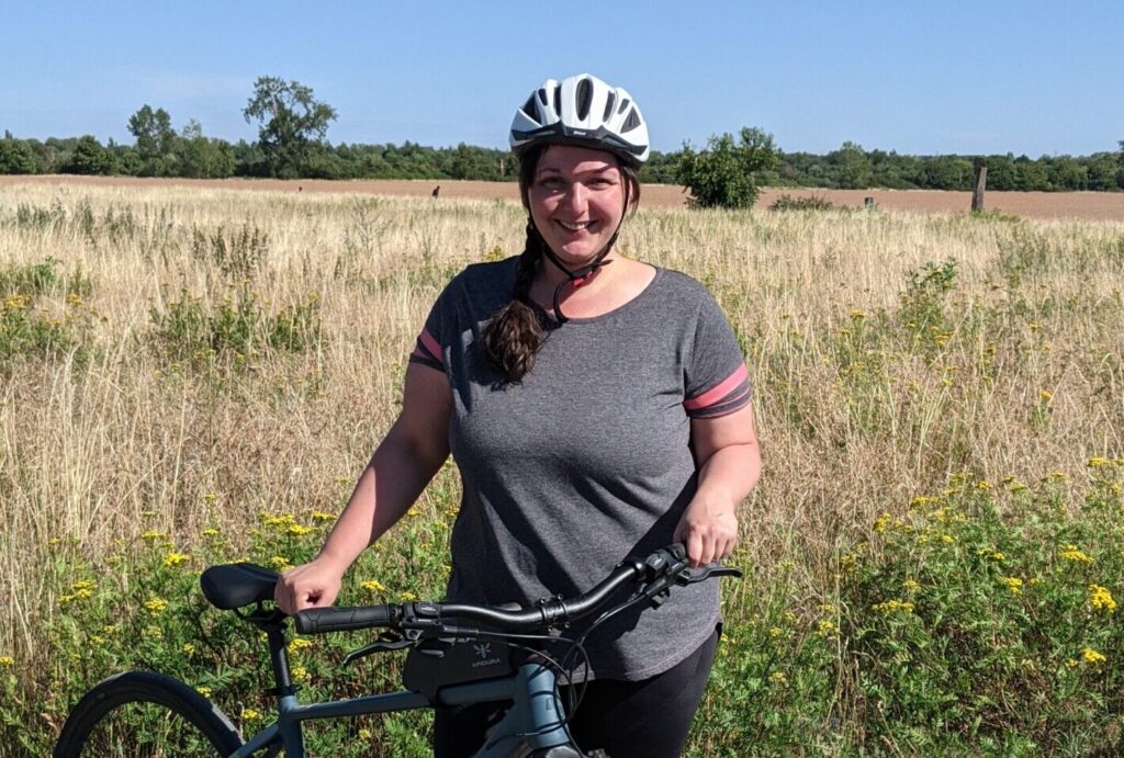 Frau mit Fahrrad in der Natur