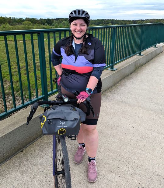 Frau in Fahrradbekleidung