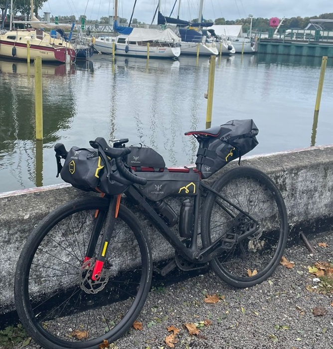 Fahrrad mit Bikepackingtaschen am Hafen