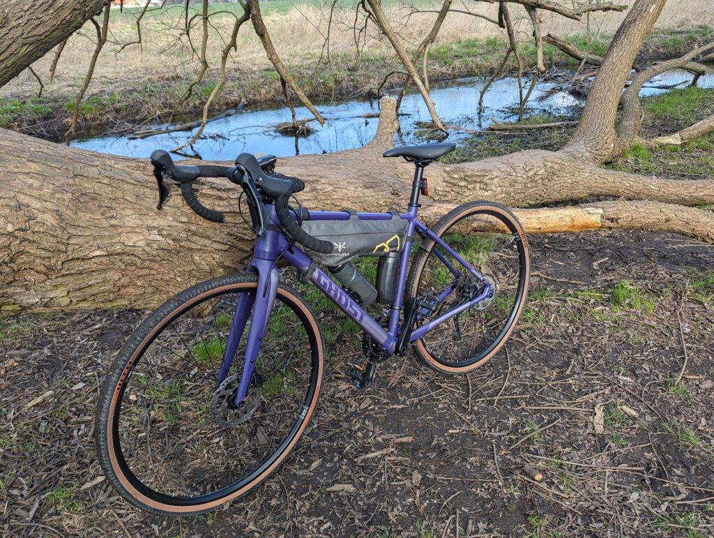 Gravelbike im Wald