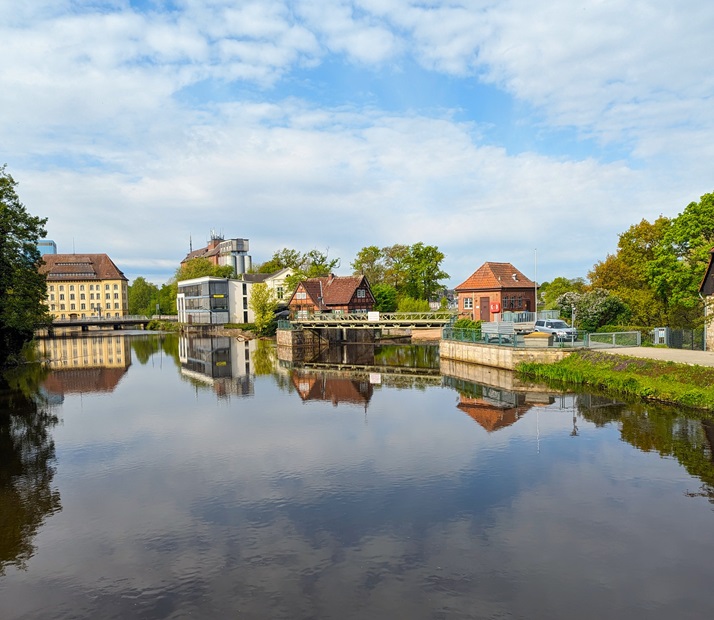 Altstadt Celle mit dem Fluss Aller im Vordergrund