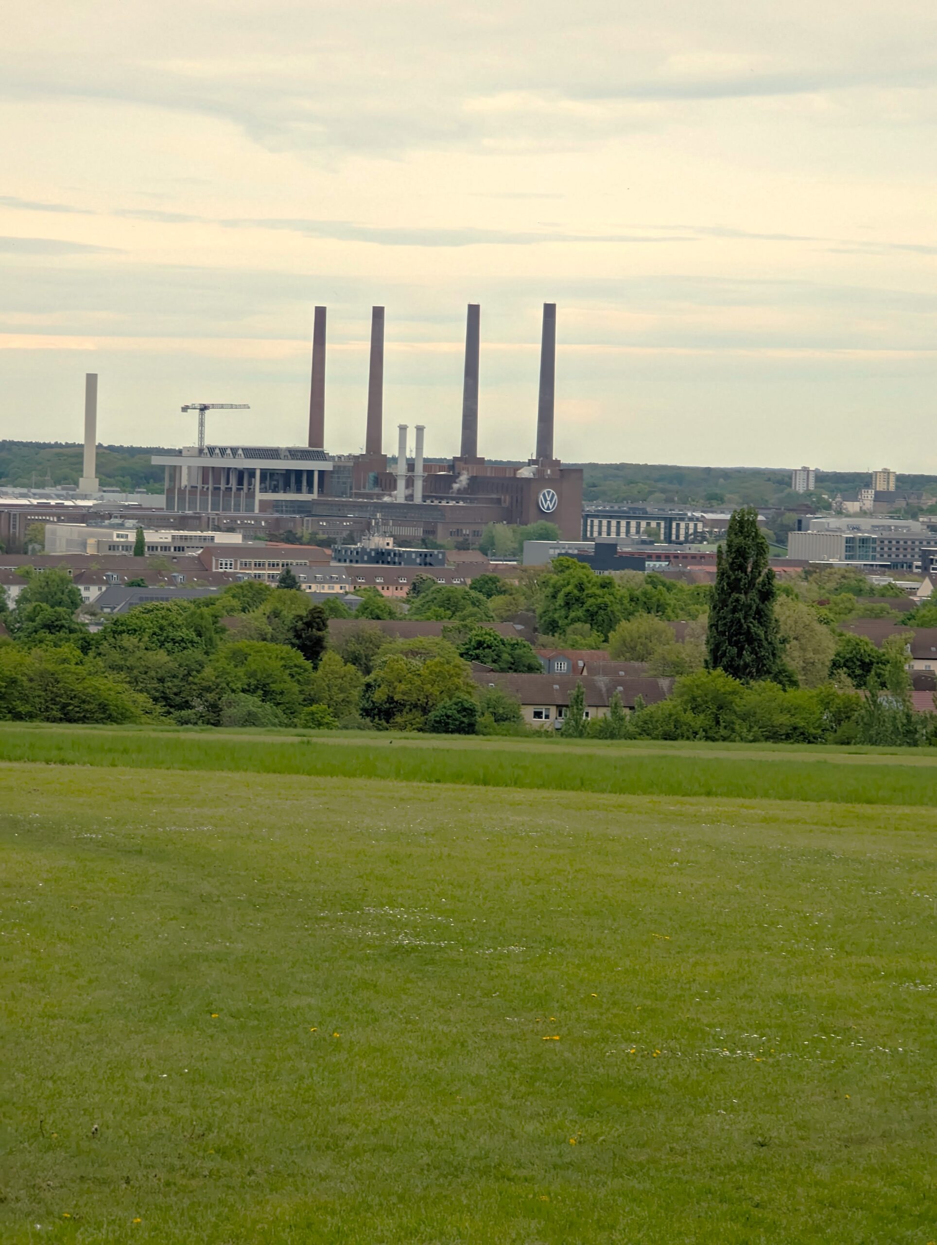 Panoramablick auf Wolfsburg mit VW Werk