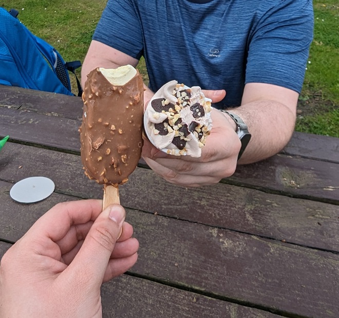 Zwei Eis bei Pause am Tankumsee