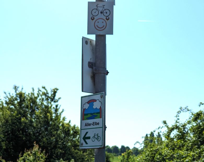 Schild Wegweiser zum Aller-Elbe-Radweg