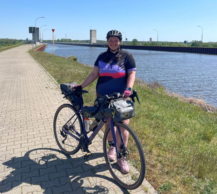 Radfahrerin auf Fahrradreise am Wasserstraßenkreuz Hohenwarte