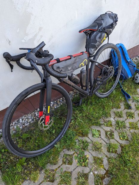 Fahrrad mit plattem Reifen lehnt an Hauswand