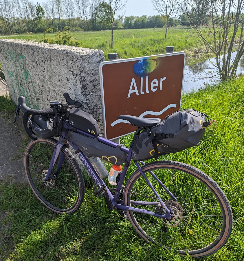 Bikepacking auf Aller-Radweg. Fahrrad vor dem Fluss Aller