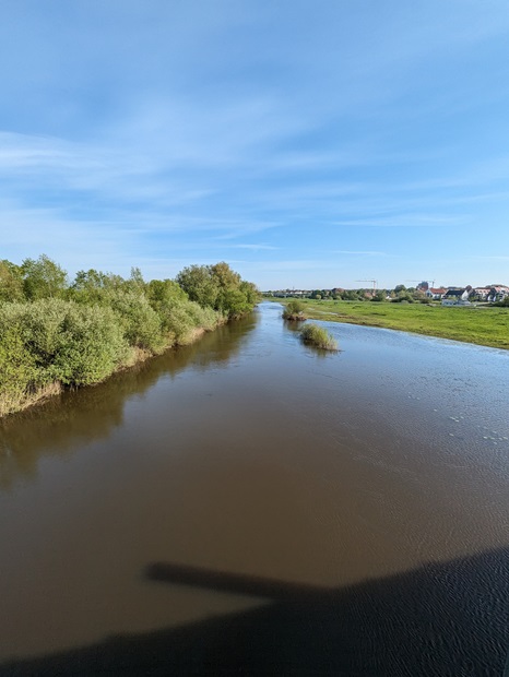 Blick vom Aller-Radweg in Verden auf den Fluss Aller