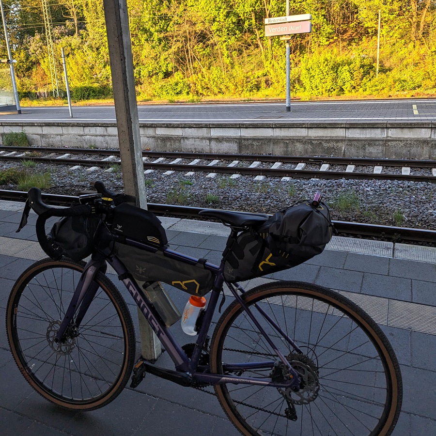 Gravelbike mit Bikepacking Taschen am Bahnhof Verden