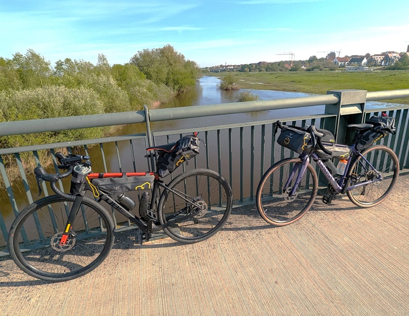 Blick vom Aller-Radweg in Verden auf den Fluss Aller