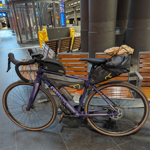 Fahrrad mit Reisetaschen am Hauptbahnhof