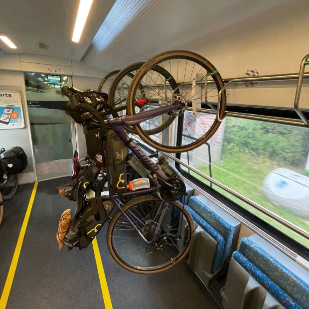 Fahrrad an Fahrradstellplatz im IC Zug