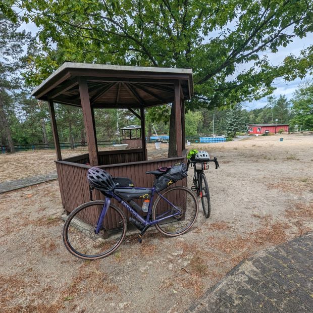 Fahrräder am Pausenplatz am See