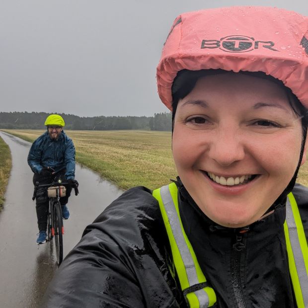 Zwei Fahrradfaher im strömenden Regen