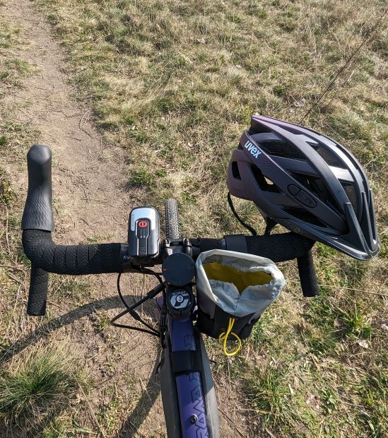 Fahrradhelm der an Lenker hängt