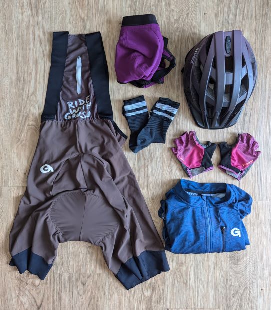 Bikepacking Packliste. Fahrradbekleidung für Fahrradreise für Frau