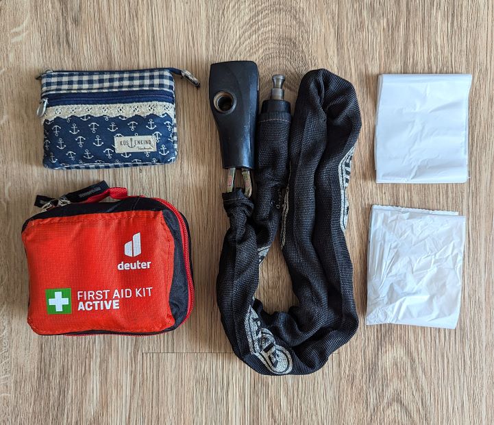 Bikepacking Packliste Fahrradschloss, Papiere, Erste Hilfe Set Mülltüten