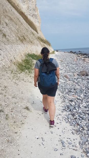 Frau wandert an Kreidefelsen. Reise Kooperation