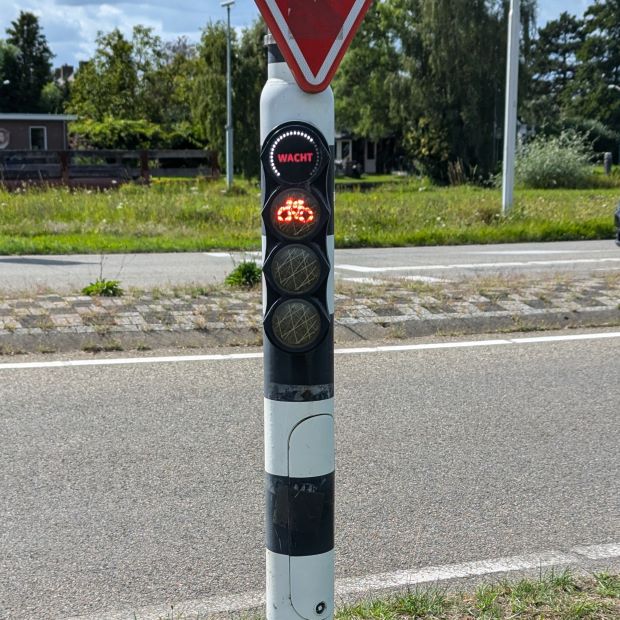 Ampel in den Niederlanden die einen Countdown bis es grün wird anzeigt