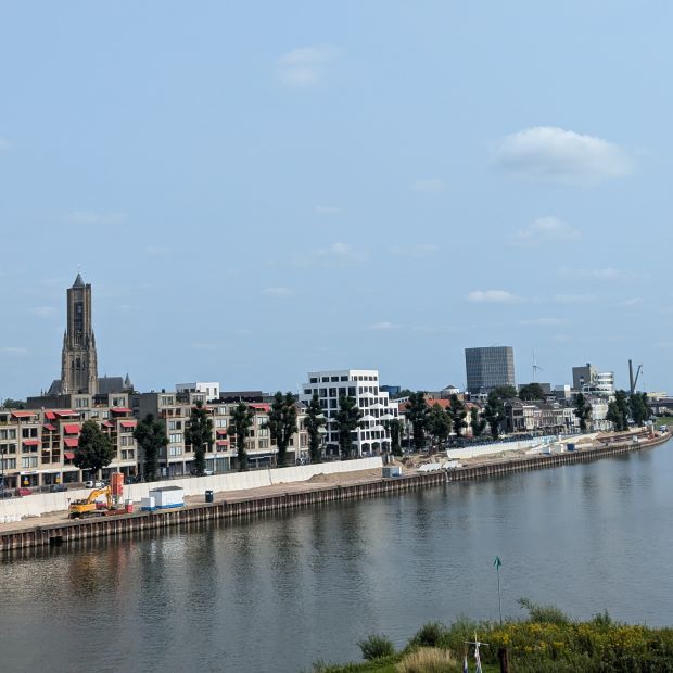 Blick von der Brücke in Nijmegen auf die Stadt und Fluss de Waal