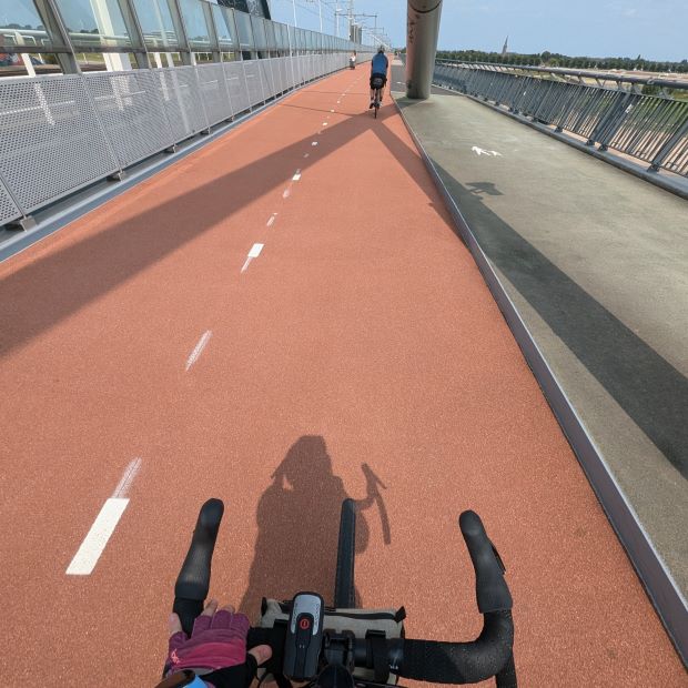 Blick vom Fahrradlenker auf Brücke von radschnellweg in Nijmegen, Niederlande.