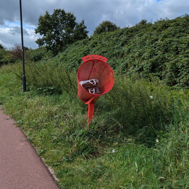 Mülleimer für Radfahrer auf Radschnellweg in Holland