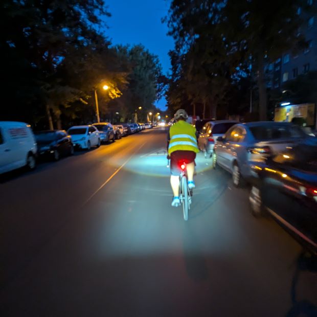 Radfahrer auf der Straße mit gut sichtbarer, reflektierender Kleidung