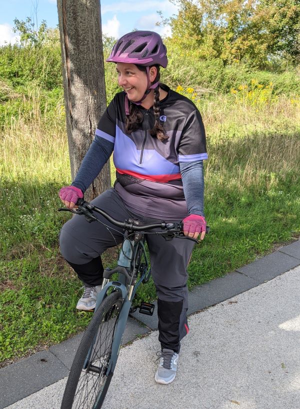 Radfahren im Herbst. Zwiebellook mit Baselayer und Zip-Off Hose.