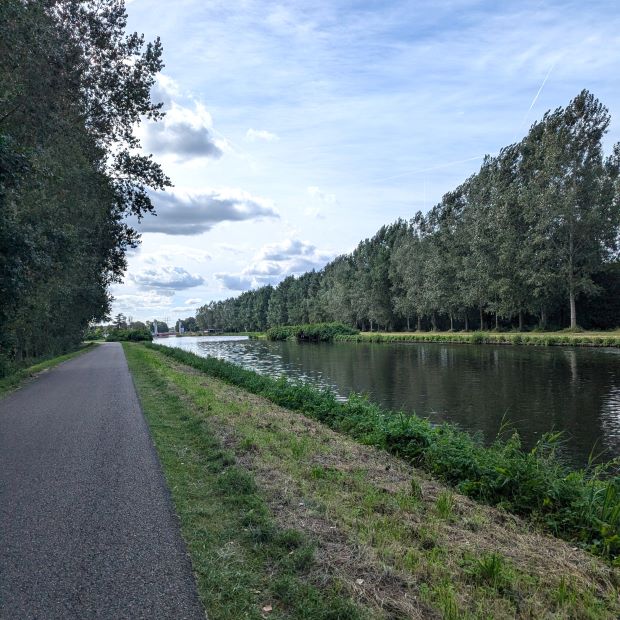 Links ist Radweg und Fußweg, rechts davon sieht man den Wilhelminakanal in Eindhoven