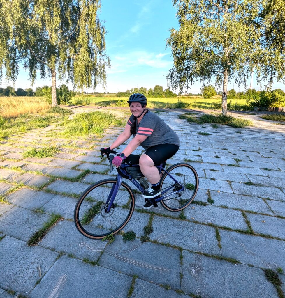 Radfahren während der Periode. Frau auf Fahrrad