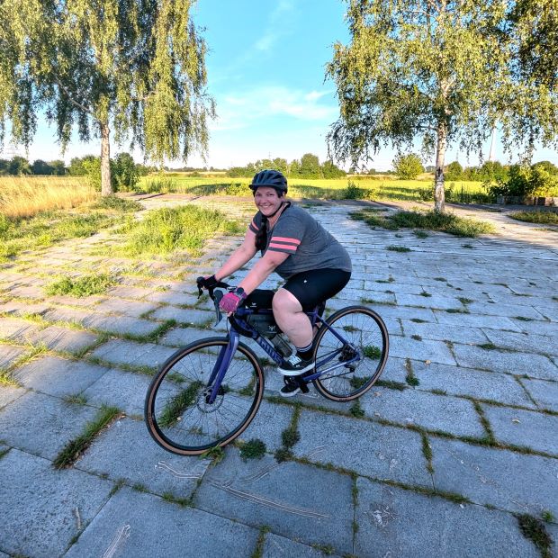 Radfahren während der Periode. Frau auf Fahrrad