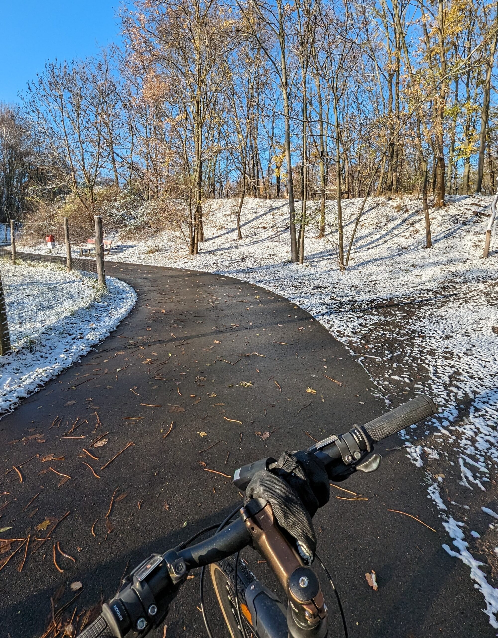 Radfahren im Winter. Leere Wege im Schnee