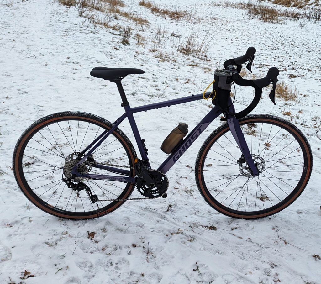 Radfahren im Winter. Gravelbike von Ghost Road Rage im Schnee