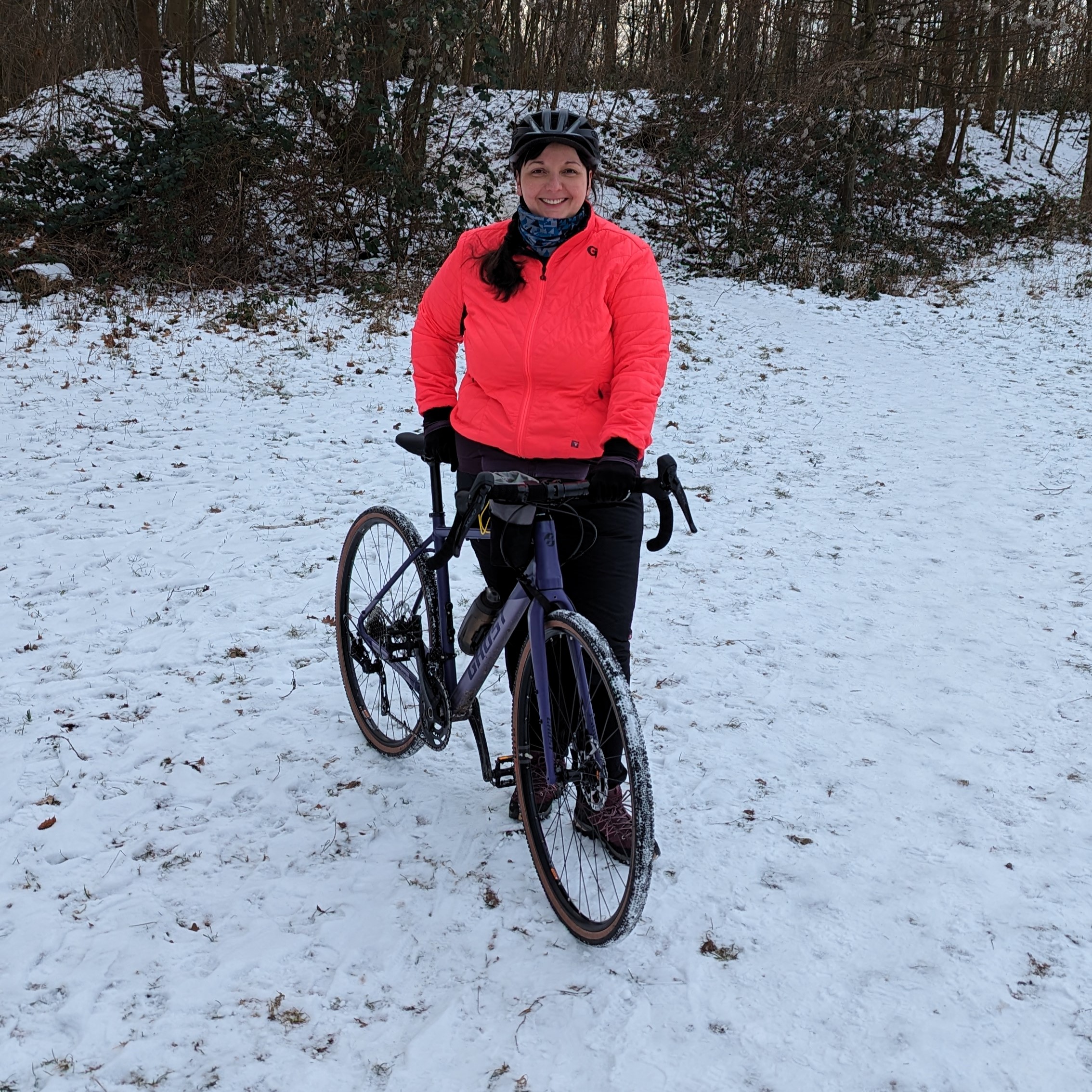 Fahrradfahren im Winter. Gravelbike und jersey_cycles im Schnee.