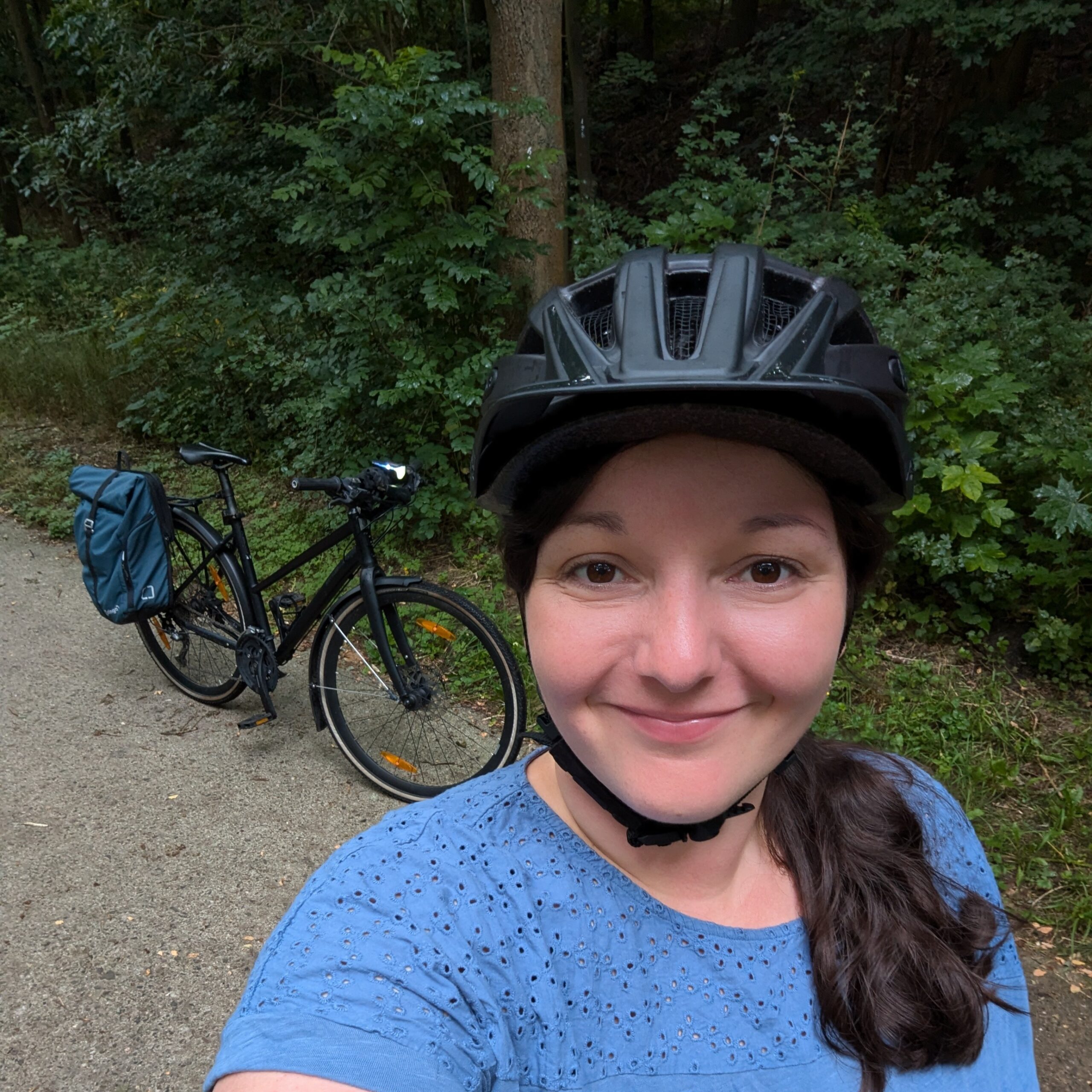 Jersey Cycles. Frau auf Pendelweg zur Arbeit mit Fahrrad und Helm