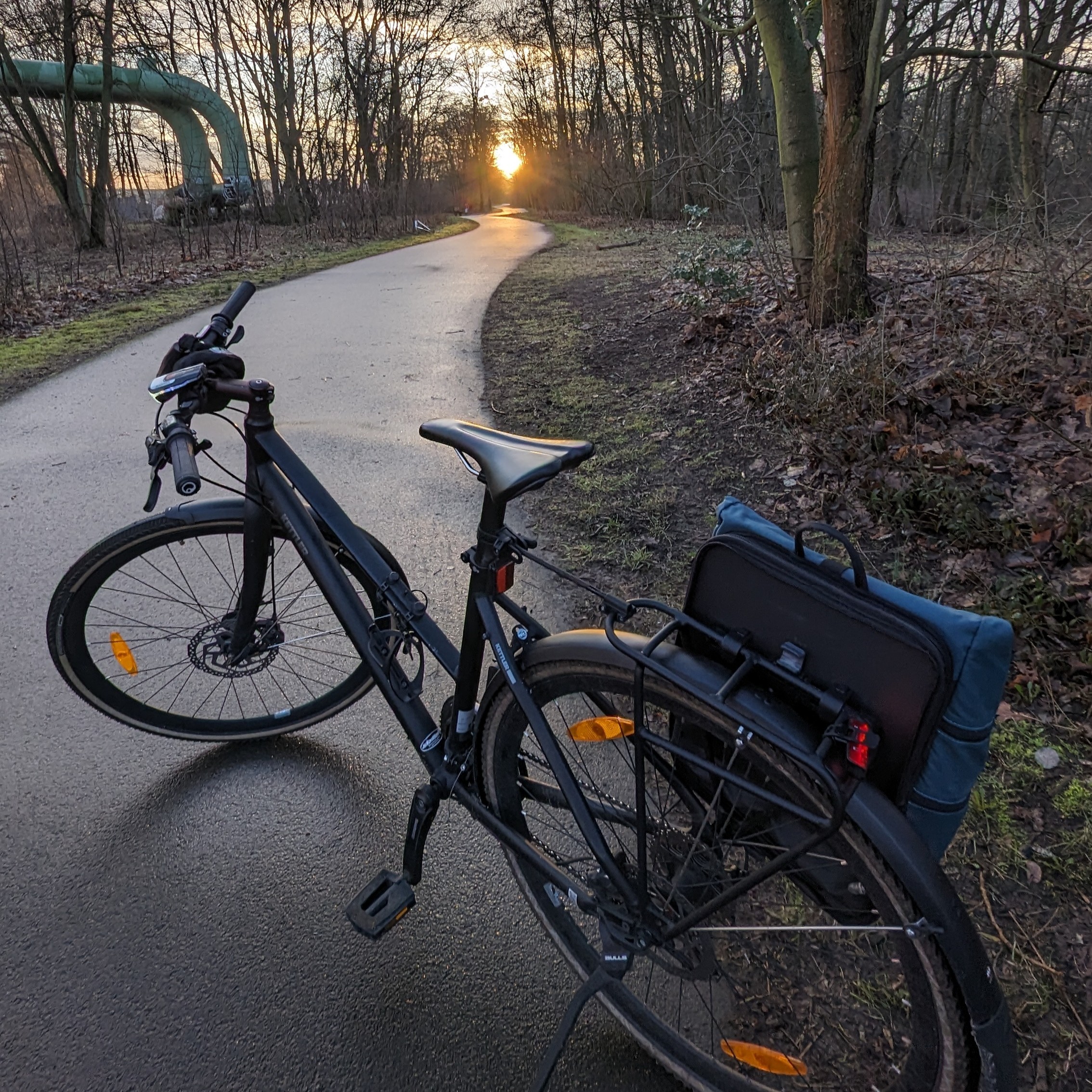 Fahrrad auf Arbeitsweg im Sonnenaufgang