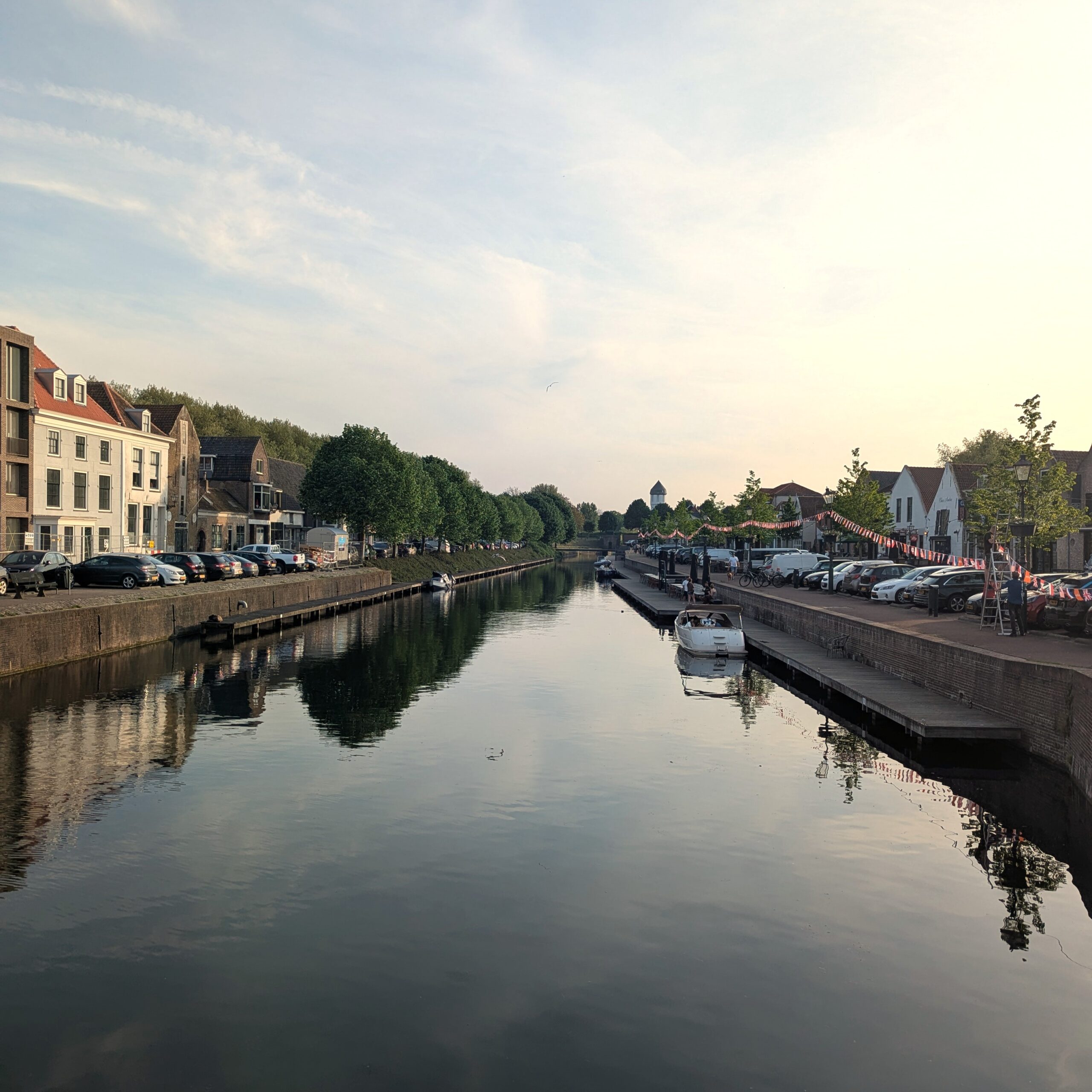 Hafen in der niederländischen Stadt Brielle mit Booten
