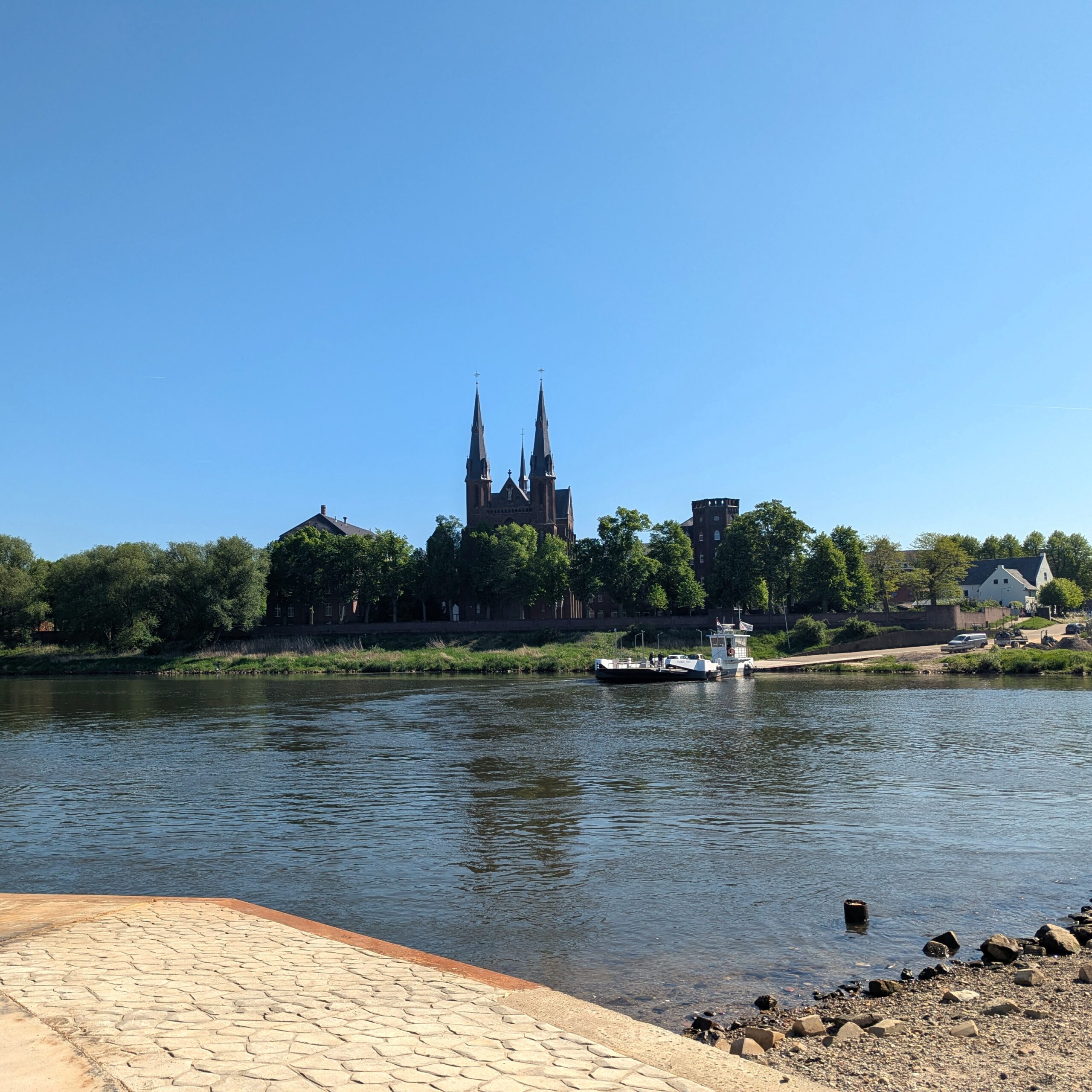 Übergang mit Fähre über die Maas