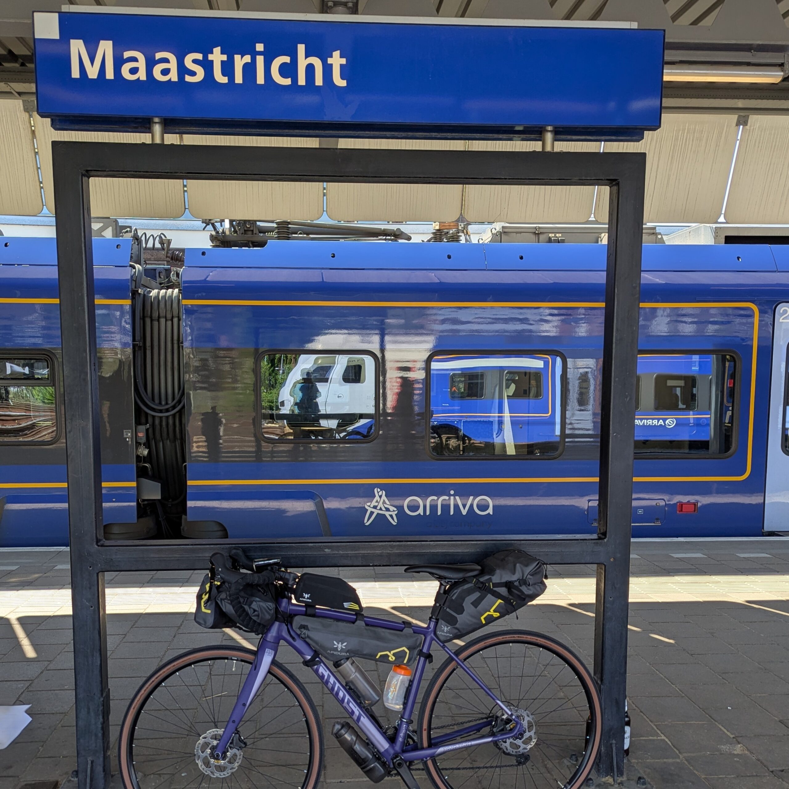 Fahrrad mit Bikepackingtaschen am Bahnhof Maastricht