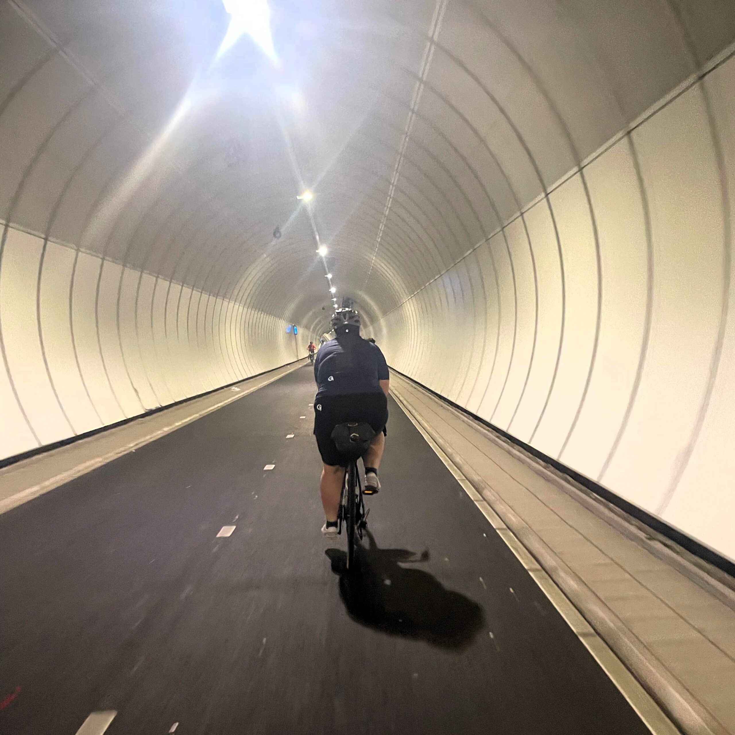 Tunnel für Radfahrer. Frau mit Fahrrad