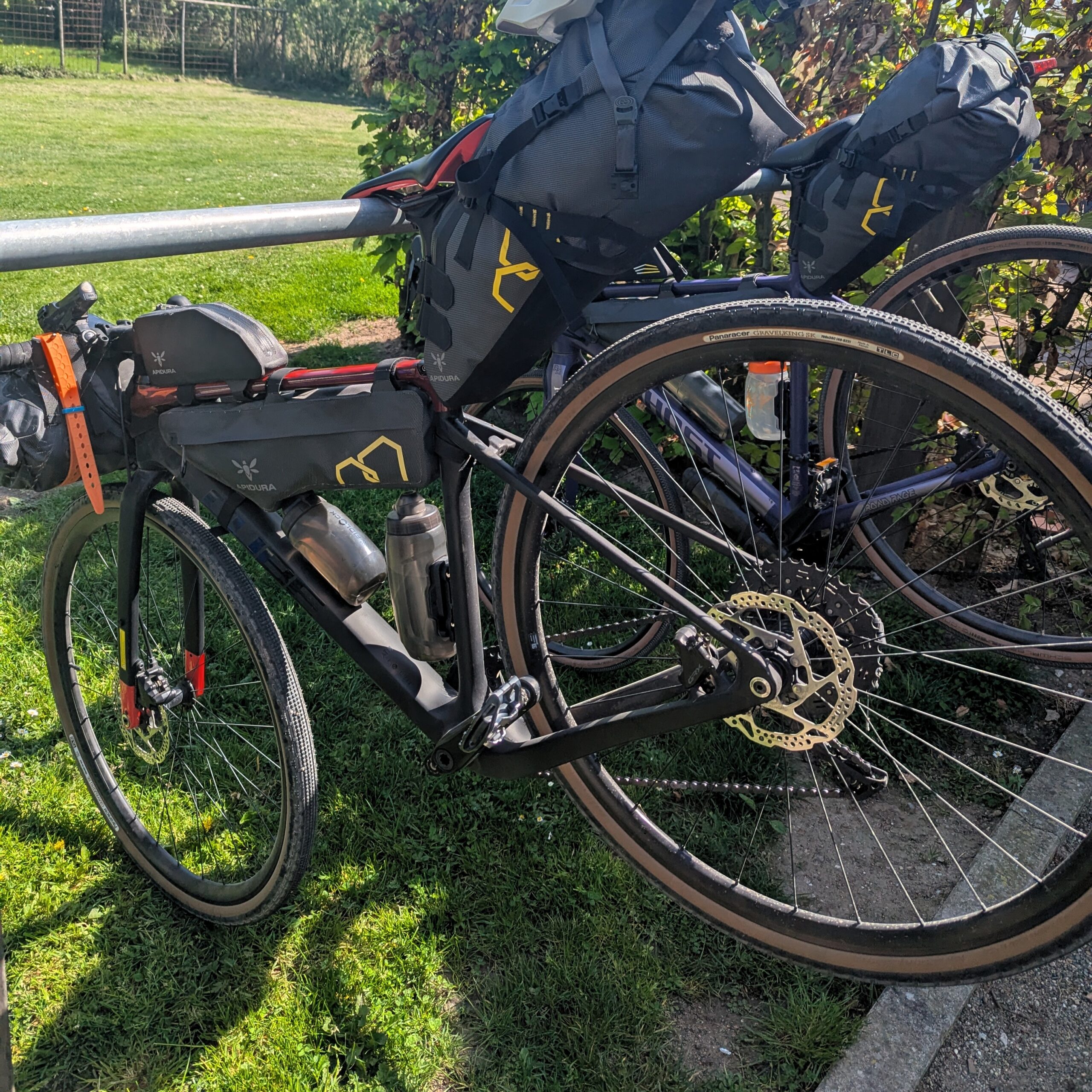 Fahrräder mit Radreise Taschen hängen während Pause an Stange